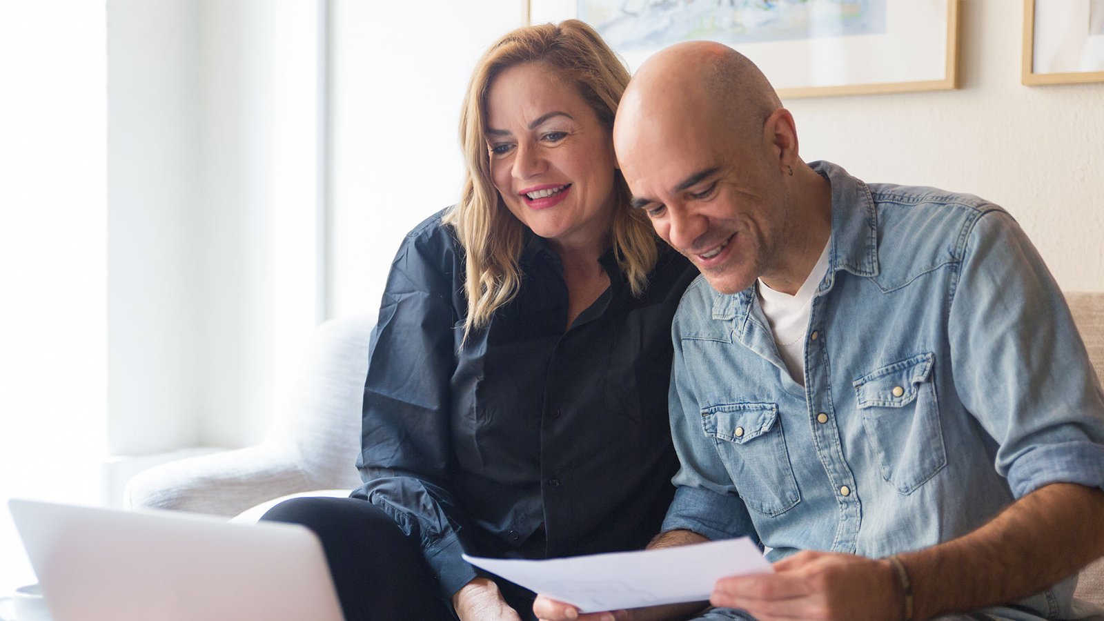 una pareja haciendo un presupuesto para controlar sus finanzas personales